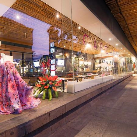Ts Suites Семиняк Екстериор снимка The interior of the shopping mall