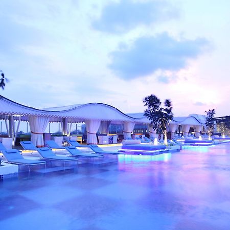 Ts Suites Семиняк Екстериор снимка The pool at the hotel