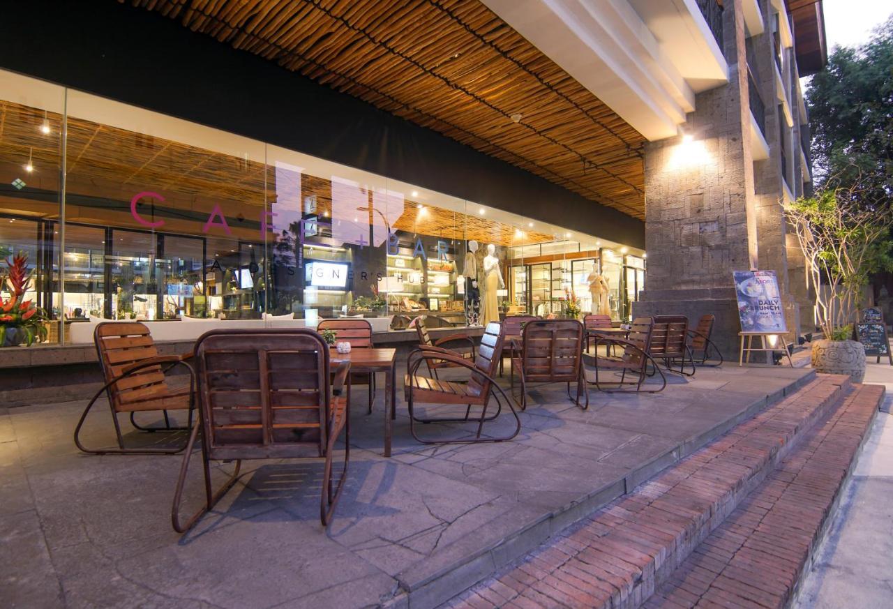 Ts Suites Семиняк Екстериор снимка A restaurant in the city