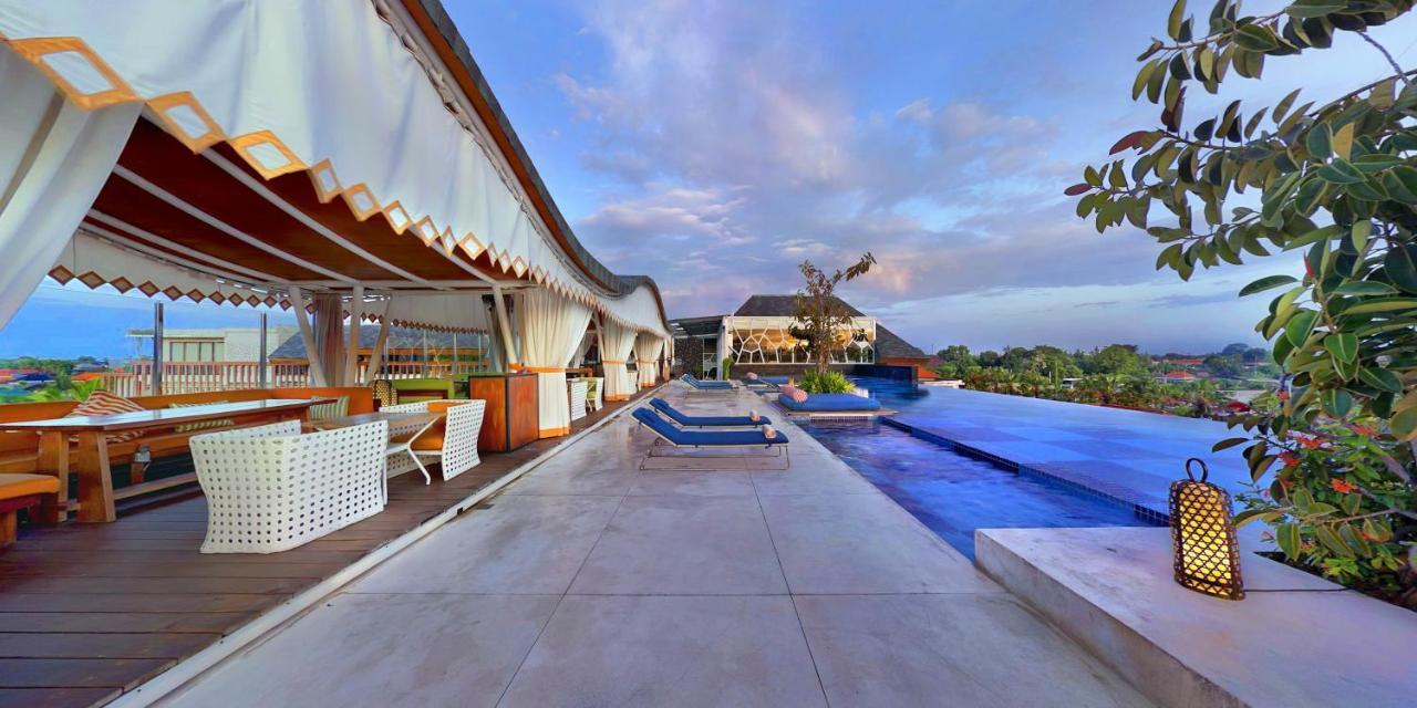Ts Suites Семиняк Екстериор снимка The rooftop pool at the hotel