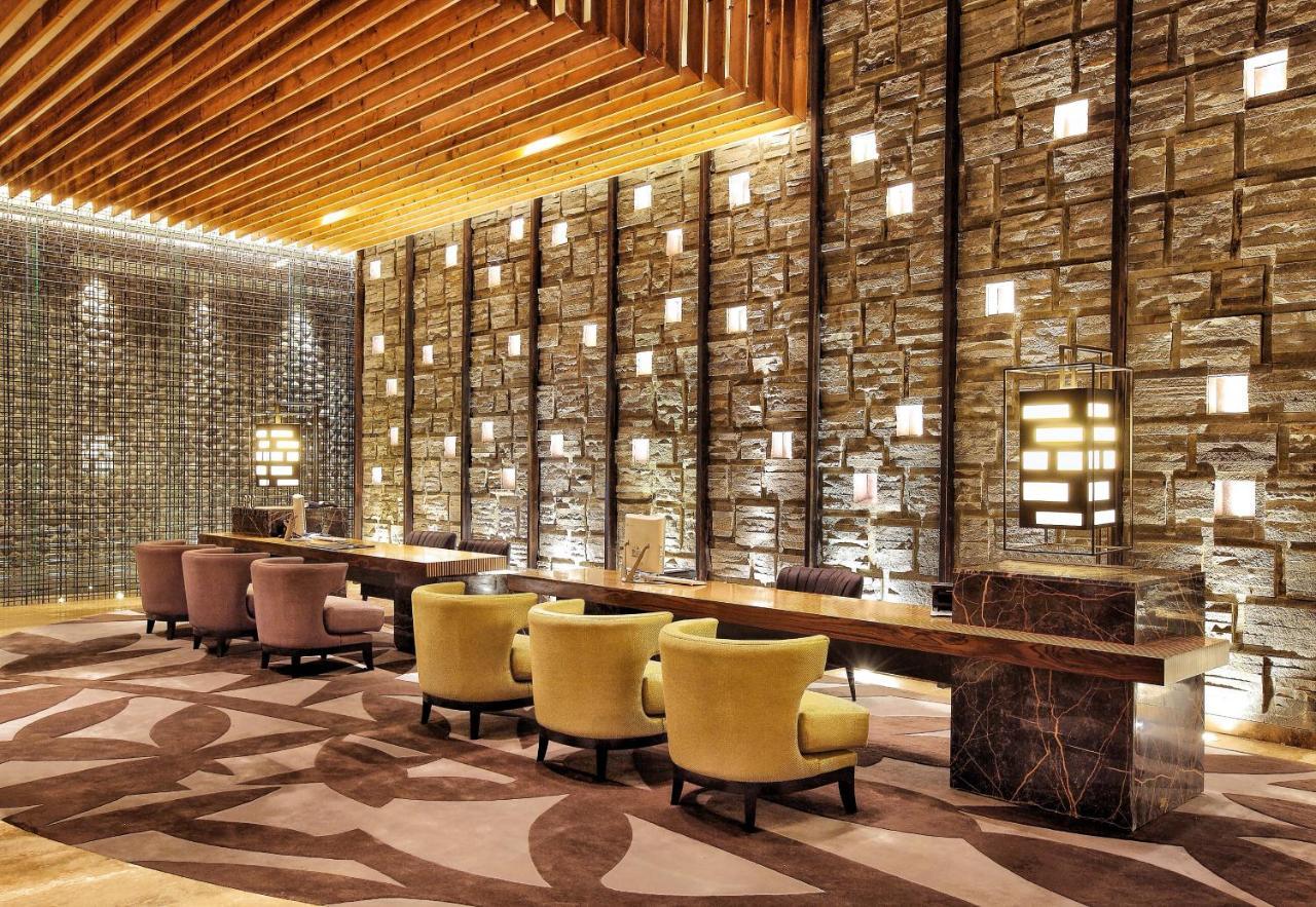 Ts Suites Семиняк Екстериор снимка The lobby of the Ritz-Carlton, Dubai