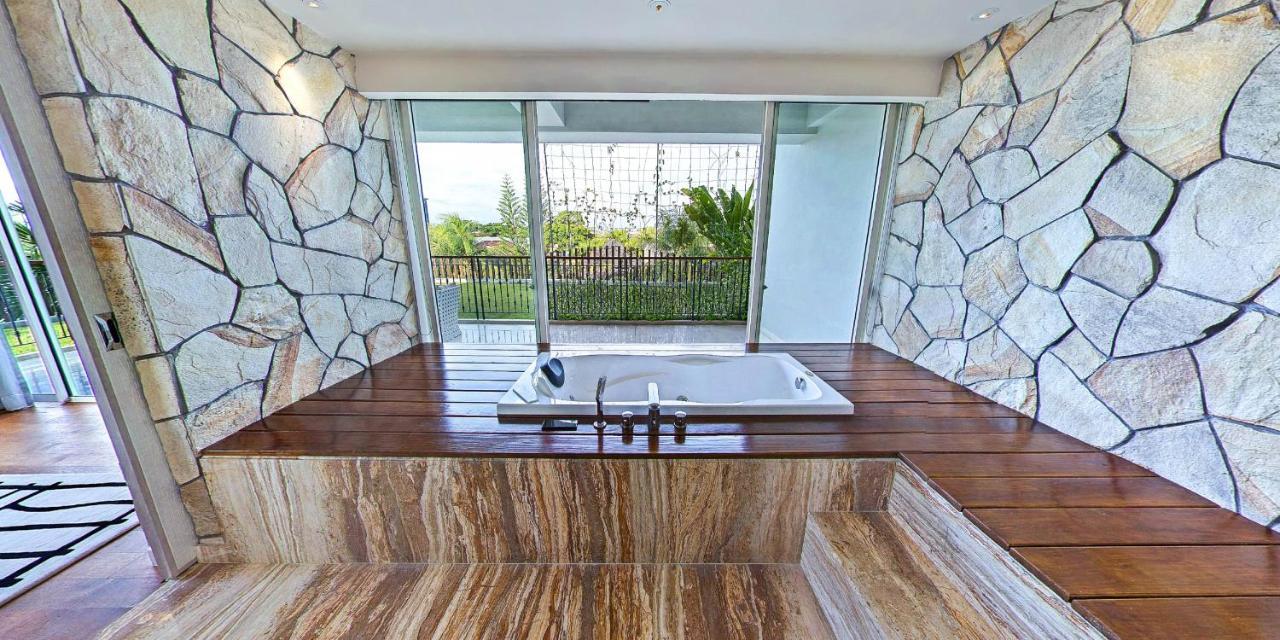 Ts Suites Семиняк Екстериор снимка Bathroom