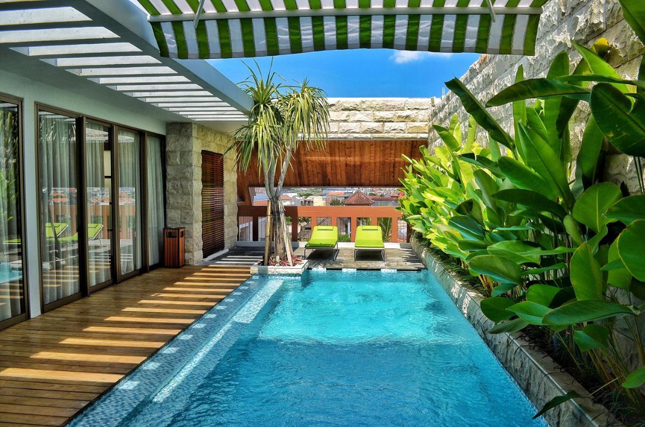 Ts Suites Семиняк Екстериор снимка The swimming pool at the hotel